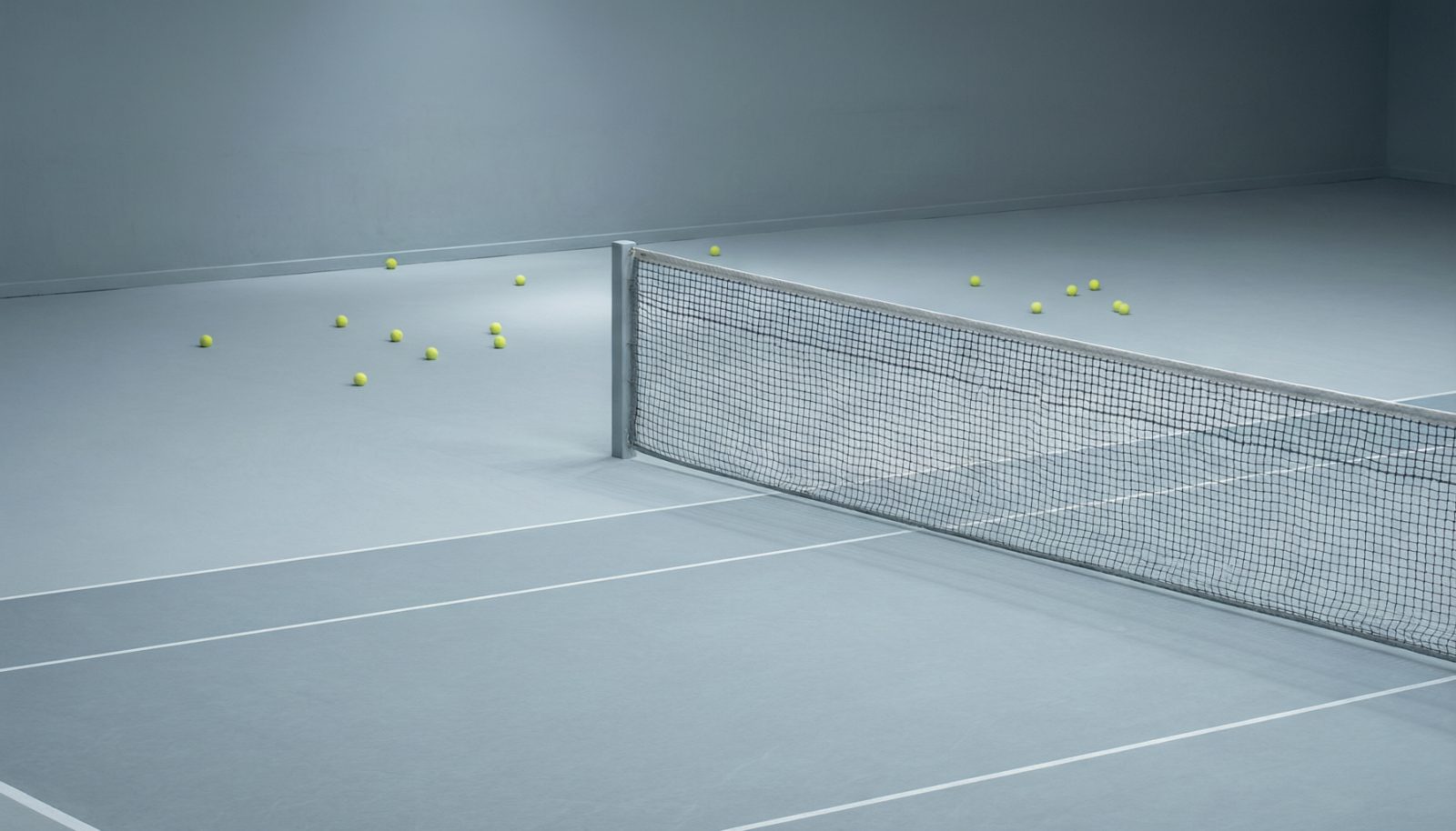 AI生成示意图:室内网球场与底线,灯光下的空看台